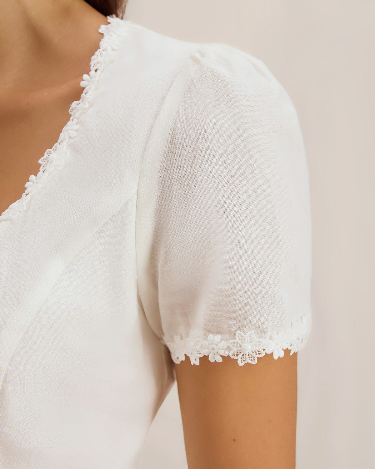 Blusa de Encaje con Botones y Cuello Cuadrado Blanca