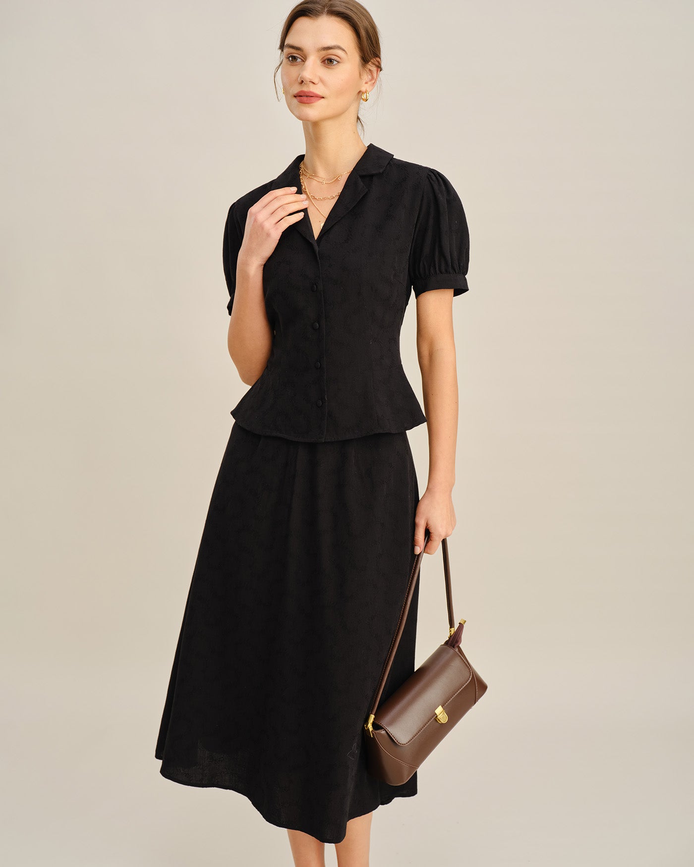 Blusa con Botones y Cuello Bordado Negro