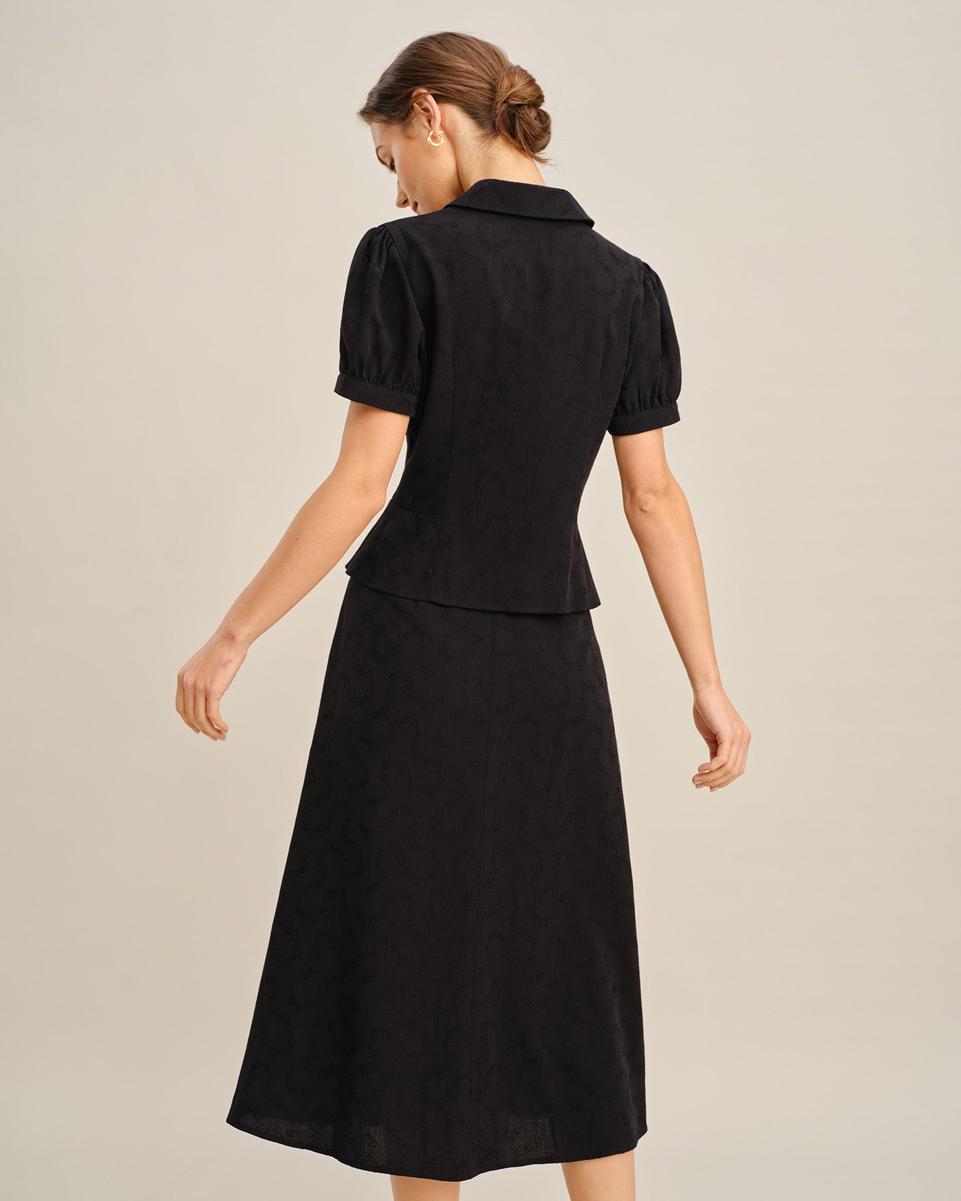 Blusa con Botones y Cuello Bordado Negro