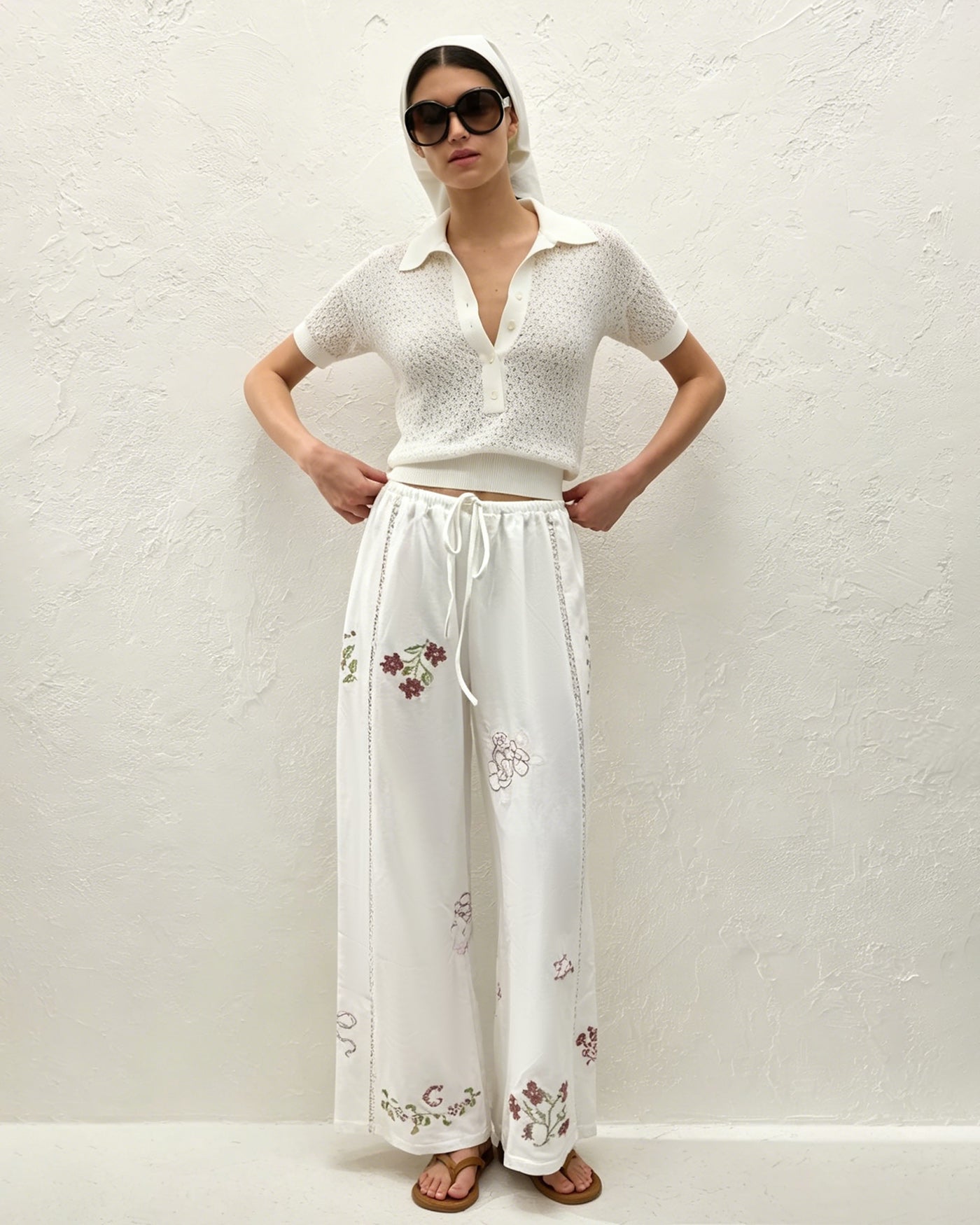 Pantalones Rectos con Bordado Floral Blanco