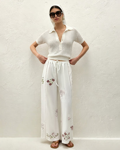 Pantalones Rectos con Bordado Floral Blanco