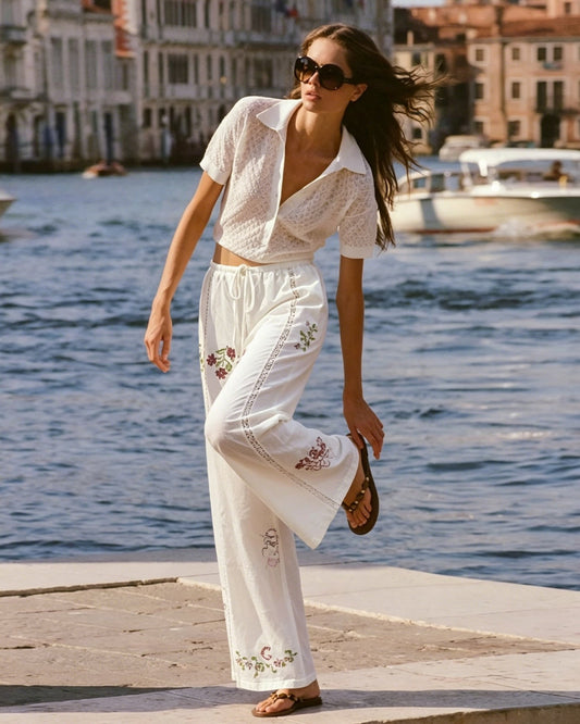 Pantalones Rectos con Bordado Floral Blanco