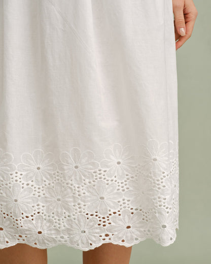 Vestido Midi de Encaje Blanco con Cruce