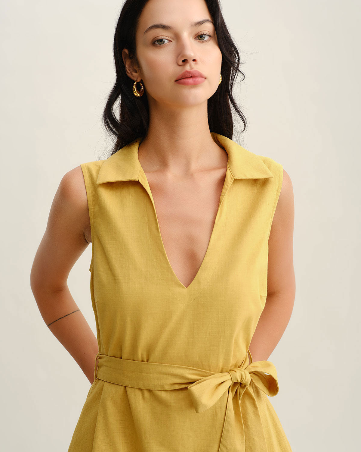 Vestido Mini Sin Mangas Amarillo con Cintura Ajustable