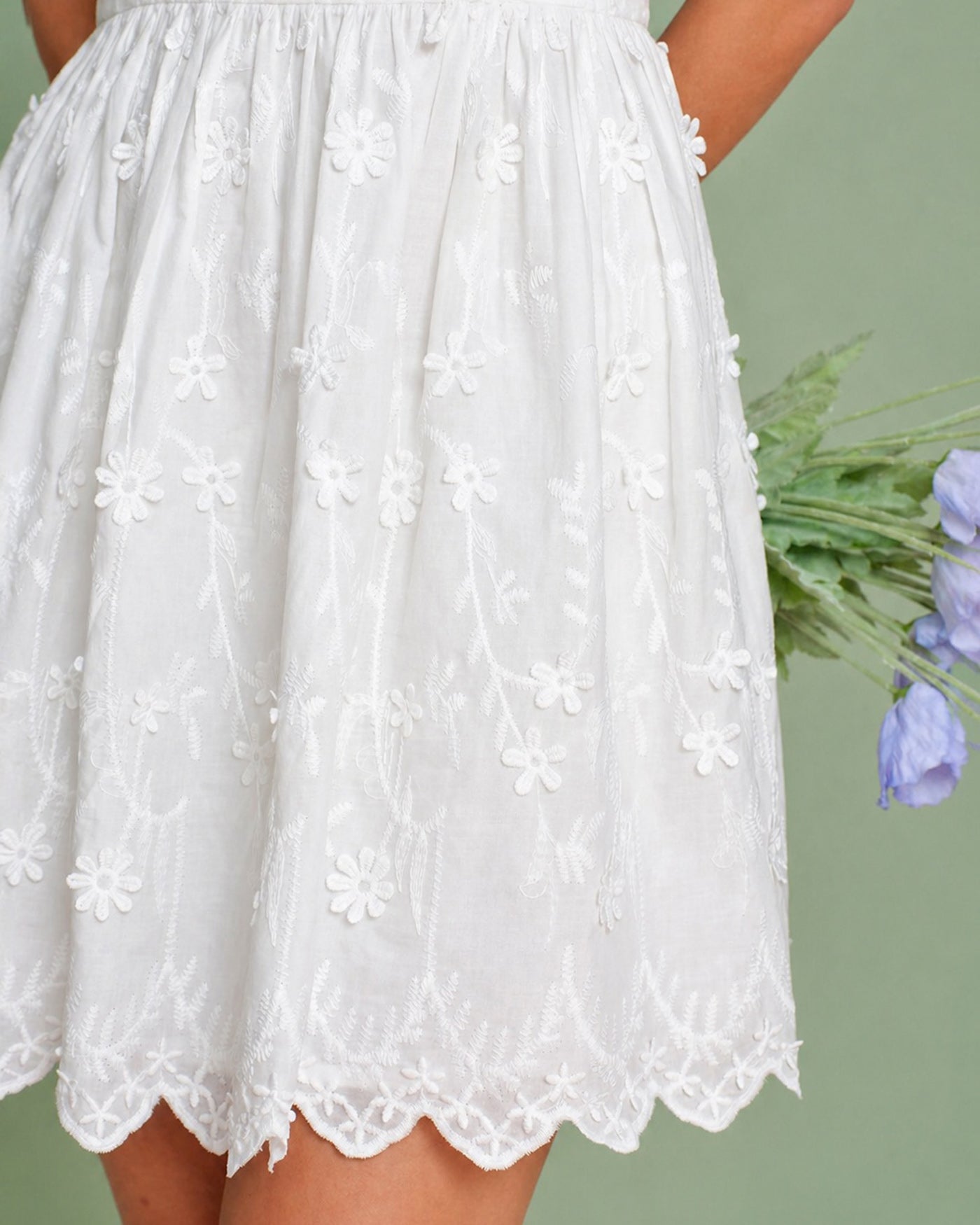 Vestido Mini Slip con Bordado Floral Blanco