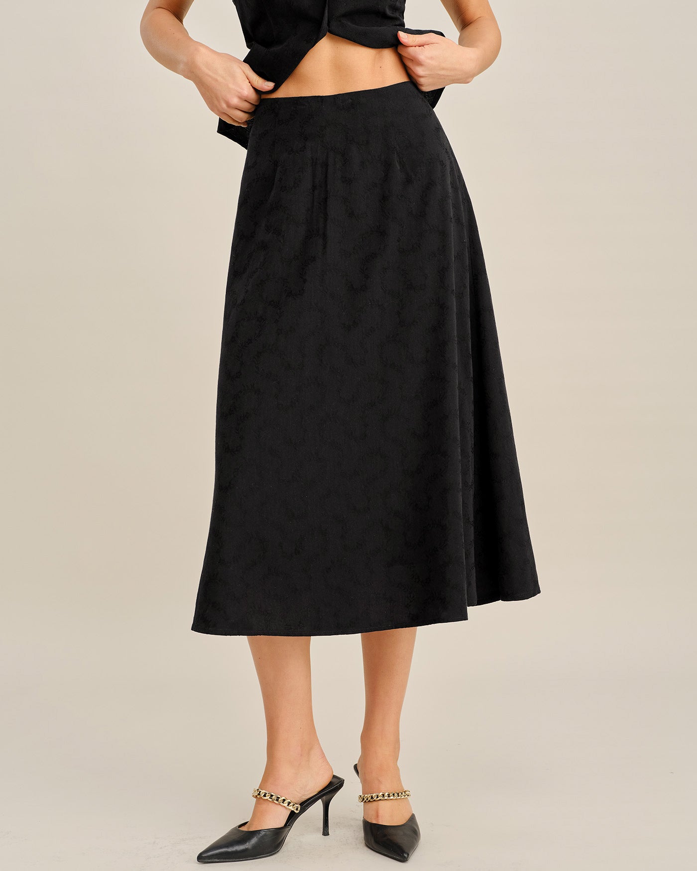 Falda Midi con Bordado Negro