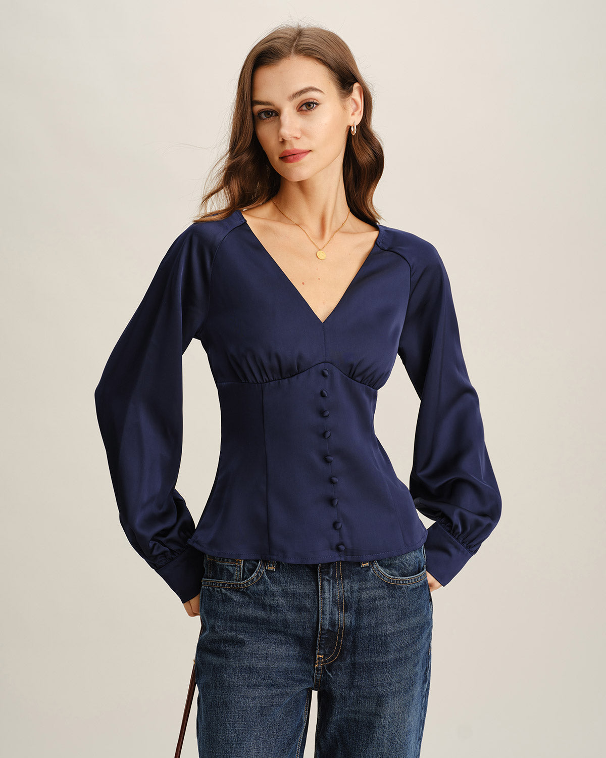 Blusa de Satén Azul Marino con Cuello en V y Fruncidos