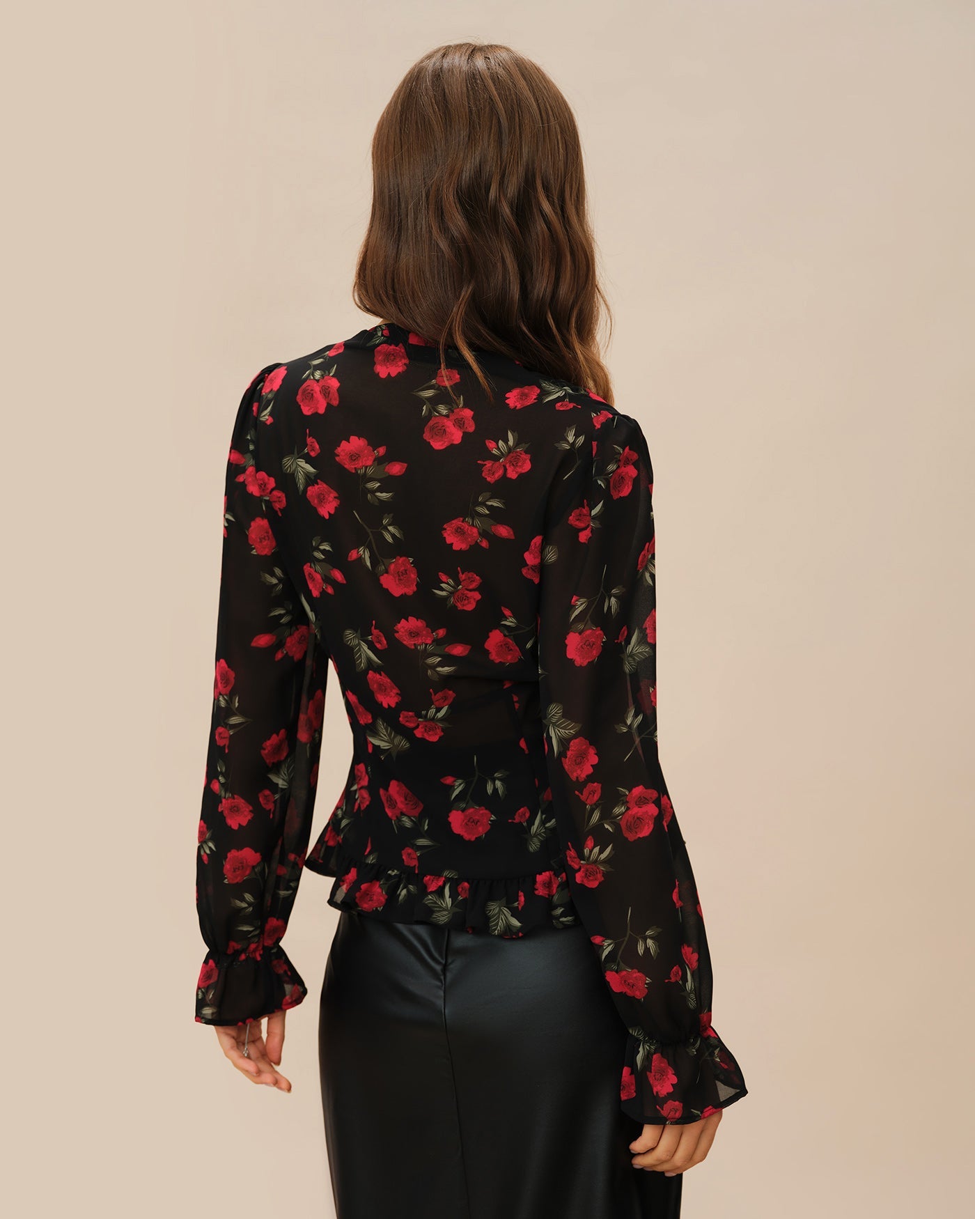 Blusa Negra Floral con Escote en V