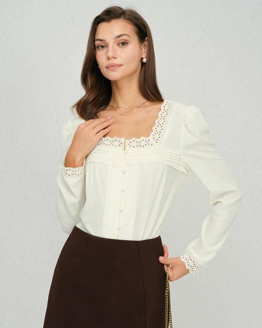 Blusa de Encaje Beige con Cuello Cuadrado
