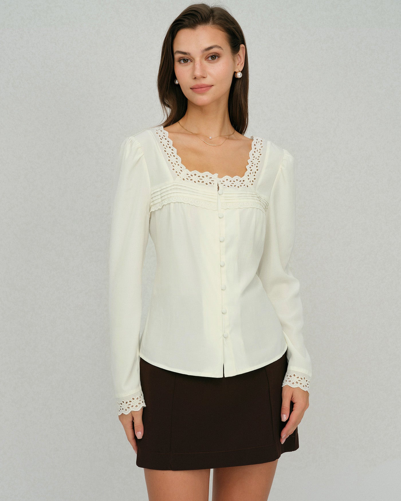Blusa de Encaje Beige con Cuello Cuadrado
