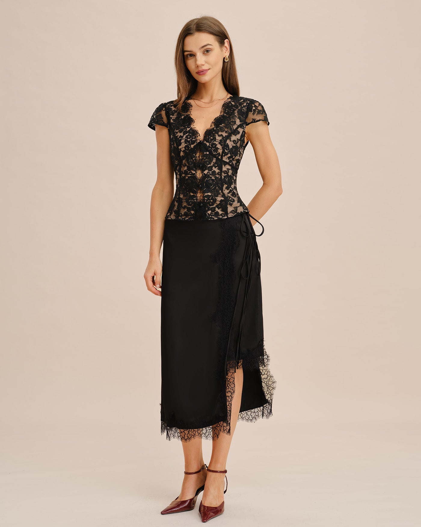 Blusa de Encaje con Botones y Cuello en V Negra