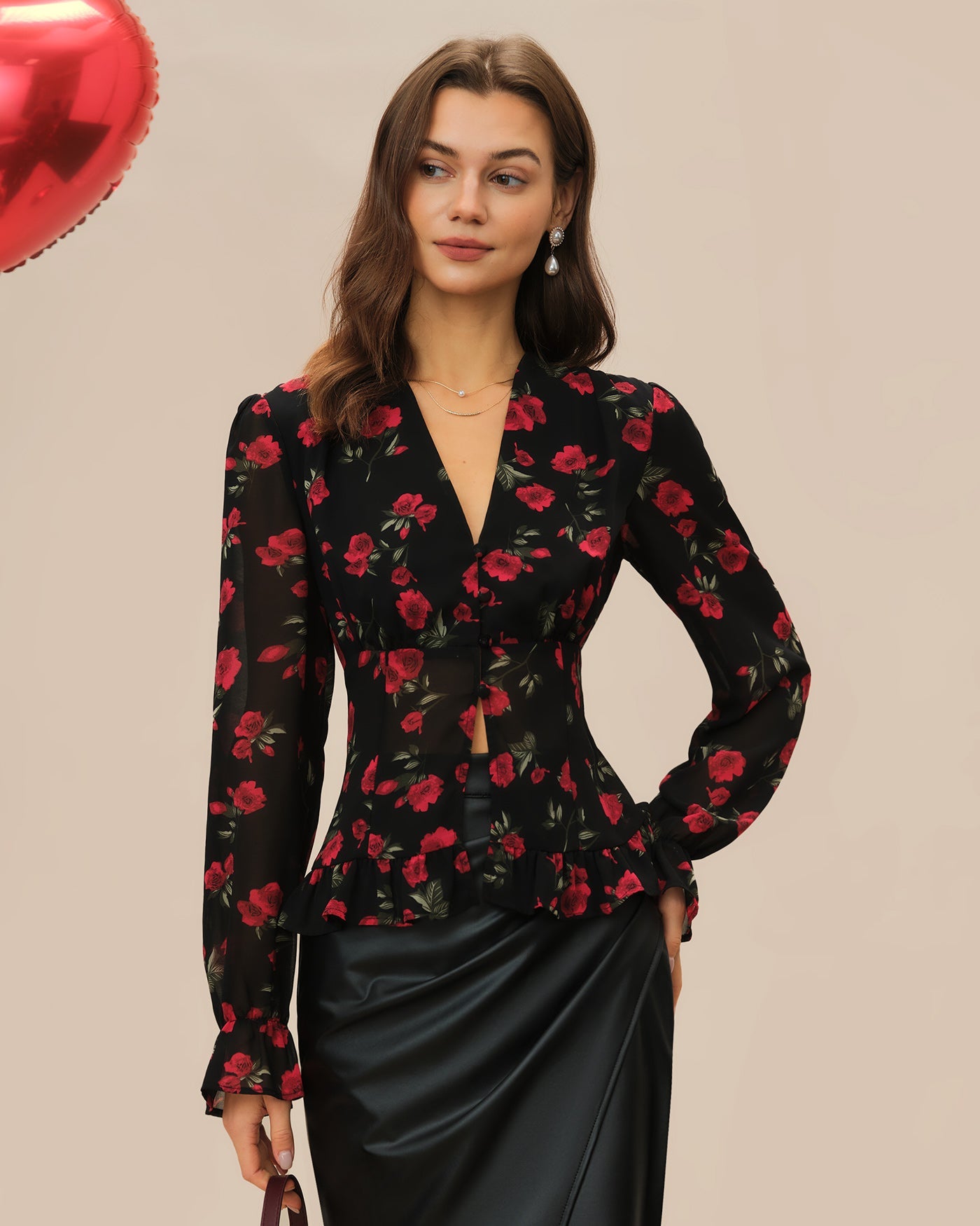 Blusa Negra Floral con Escote en V