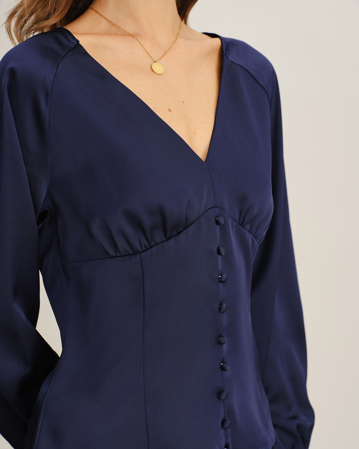 Blusa de Satén Azul Marino con Cuello en V y Fruncidos