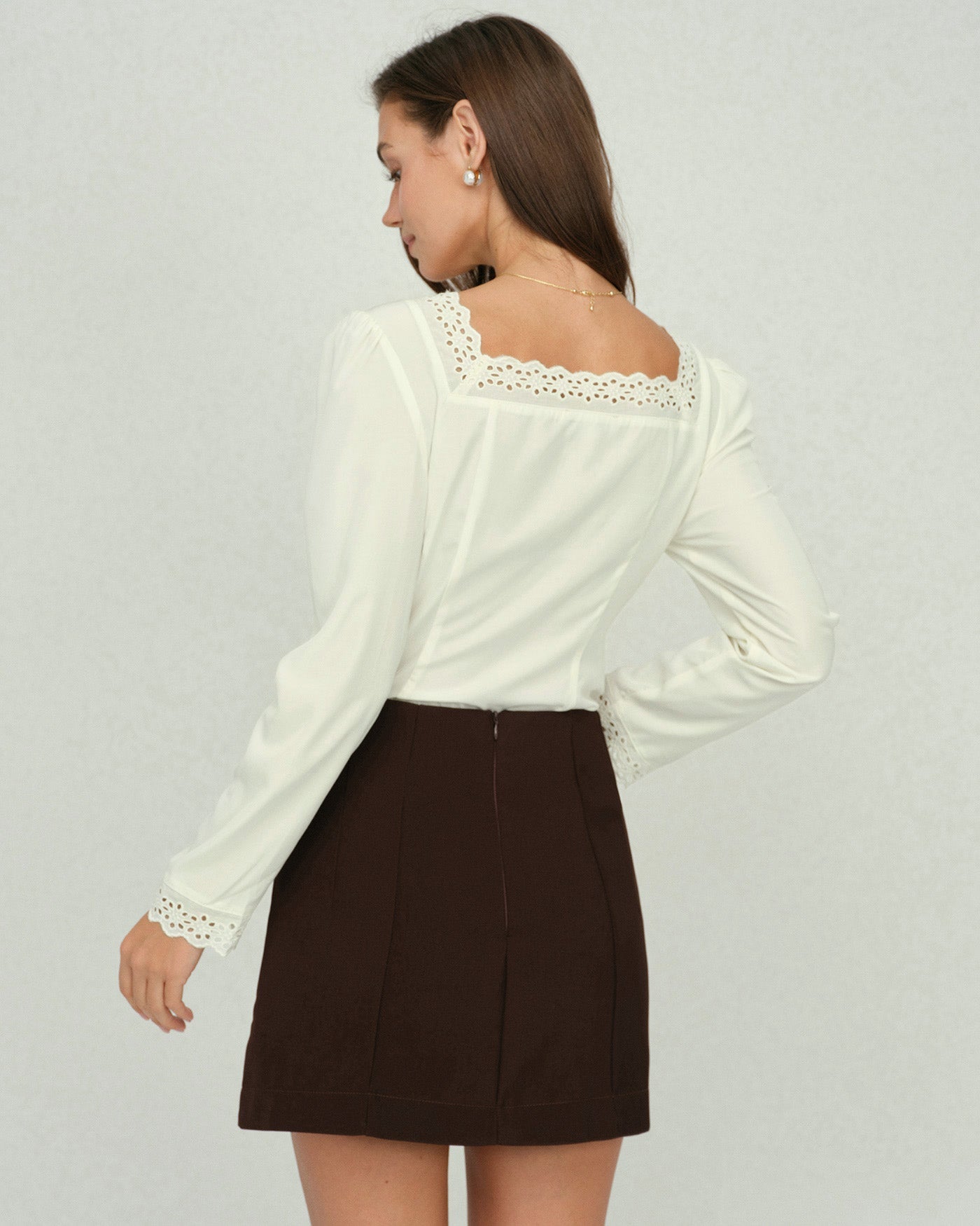 Blusa de Encaje Beige con Cuello Cuadrado