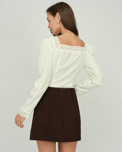 Blusa de Encaje Beige con Cuello Cuadrado