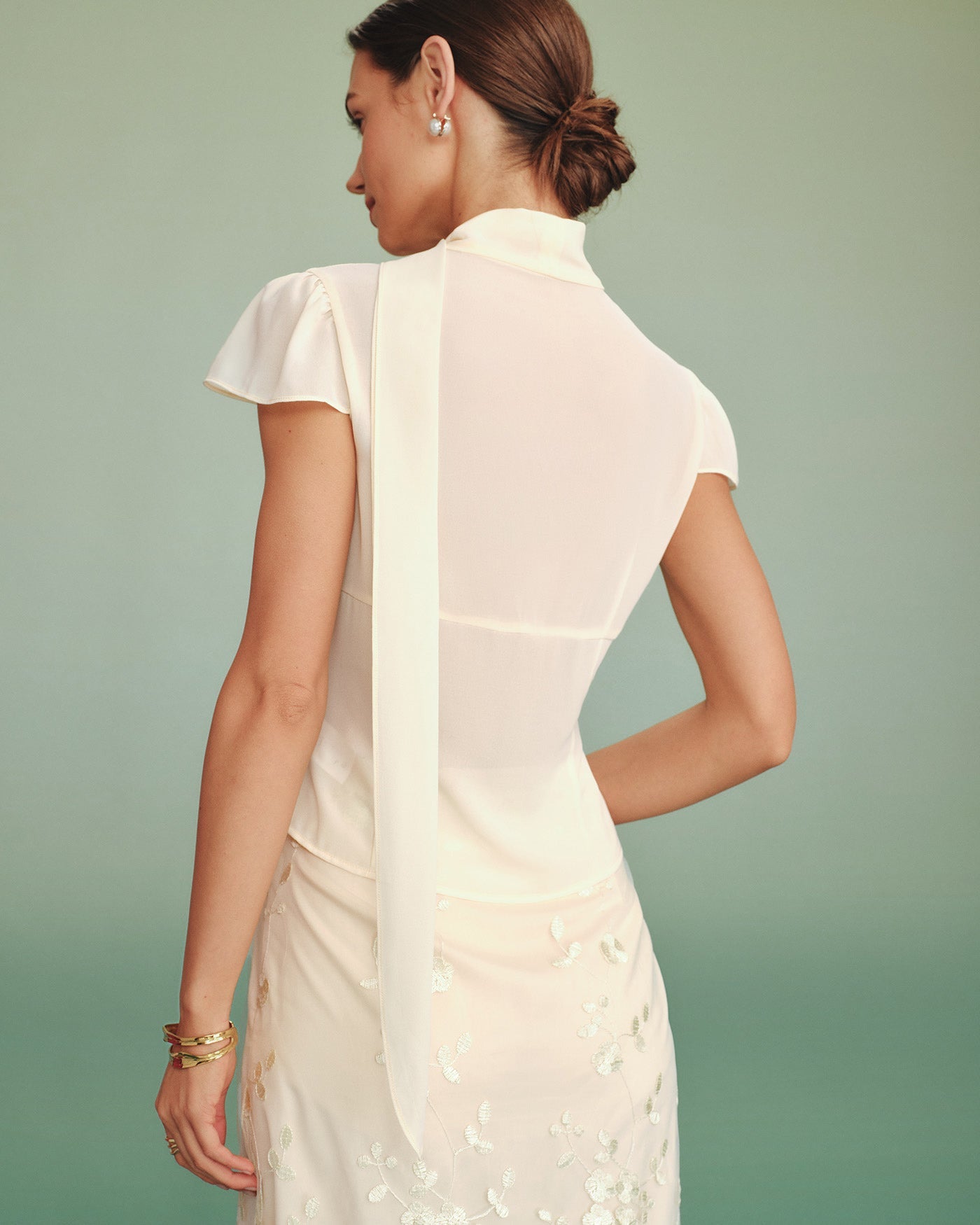 Blusa de Chifón con Cuello Alto y Botones en Albaricoque
