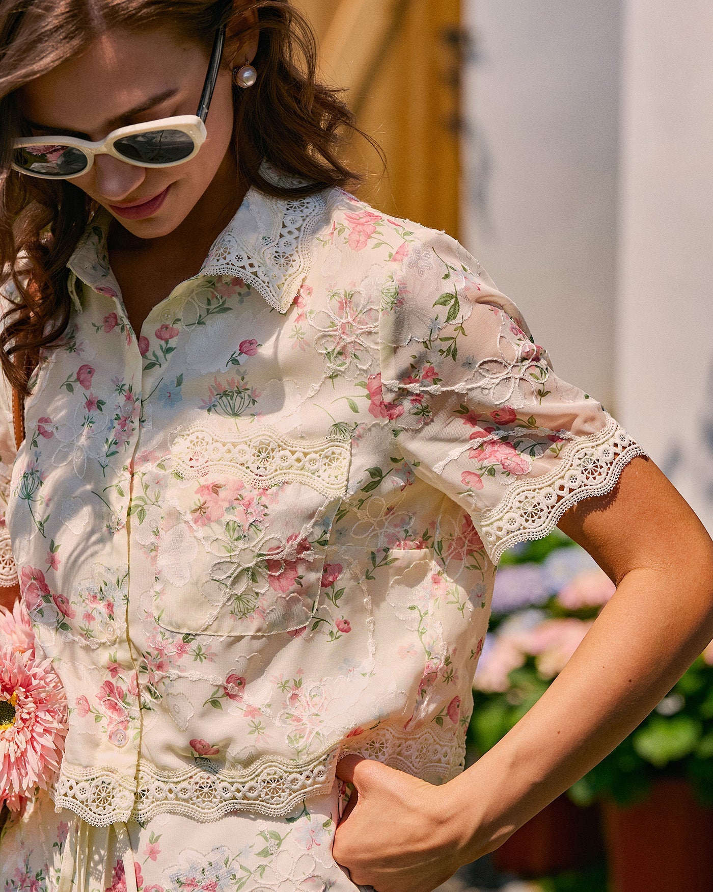 Blusa de Cuello Floral con Encaje y Bolsillos
