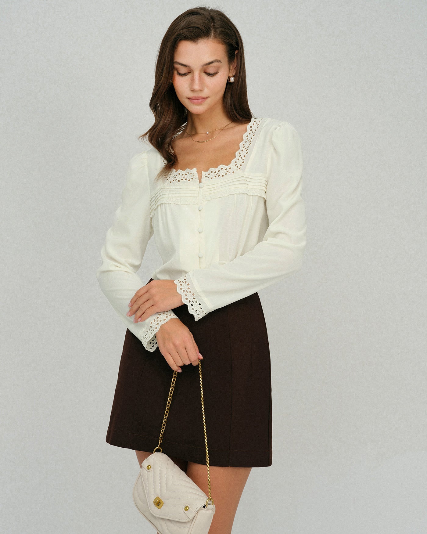Blusa de Encaje Beige con Cuello Cuadrado