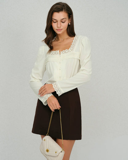 Blusa de Encaje Beige con Cuello Cuadrado