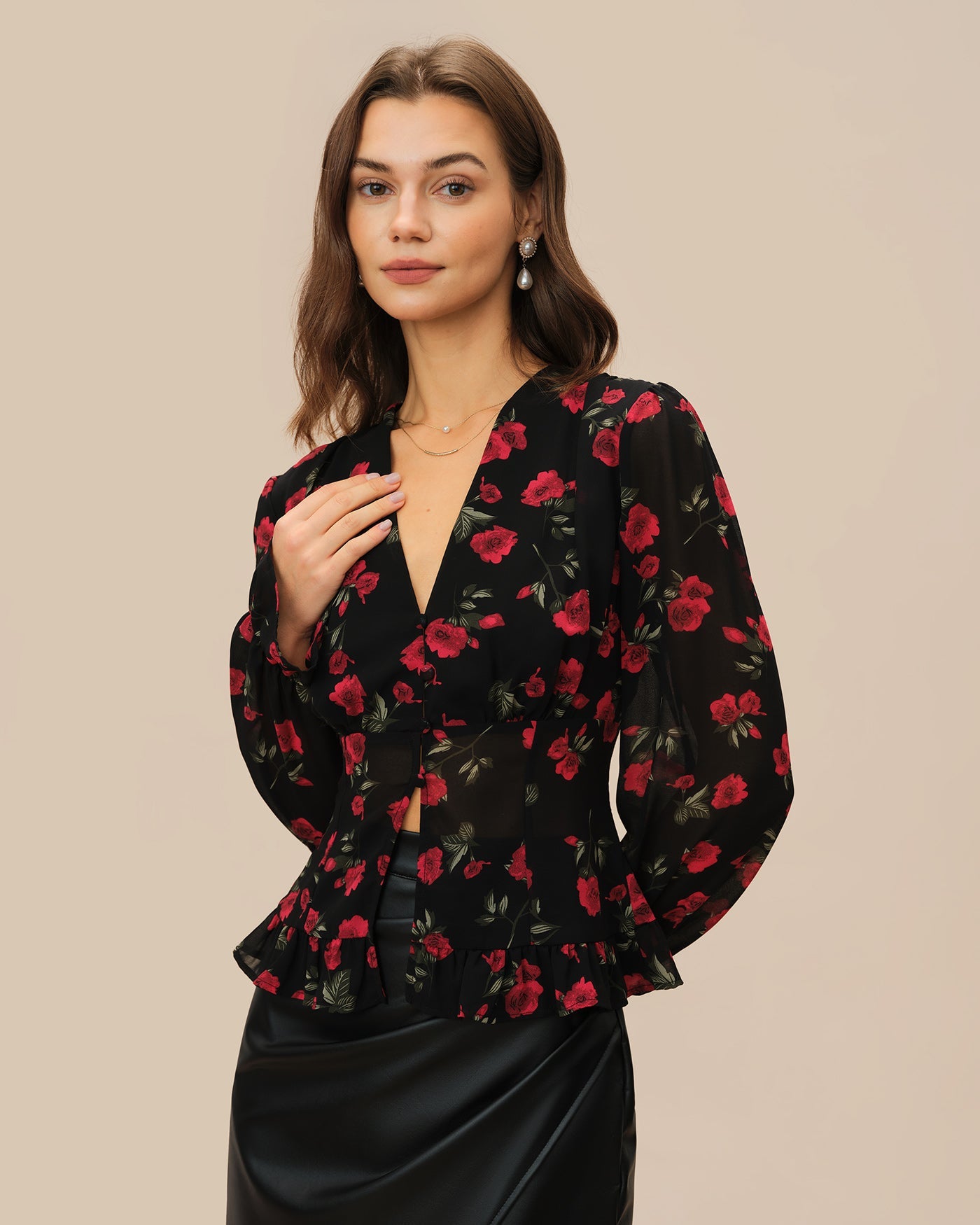 Blusa Negra Floral con Escote en V