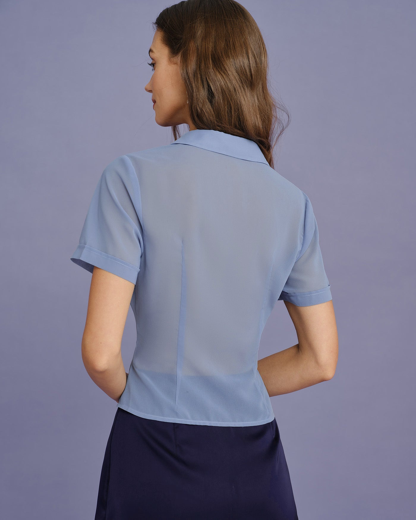 Blusa de Chiffón con Botón de Cuello Azul