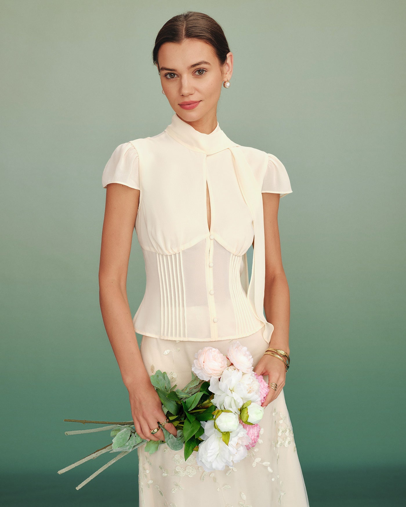 Blusa de Chifón con Cuello Alto y Botones en Albaricoque