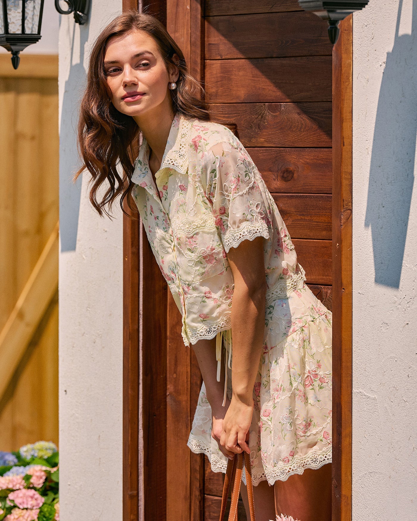 Blusa de Cuello Floral con Encaje y Bolsillos