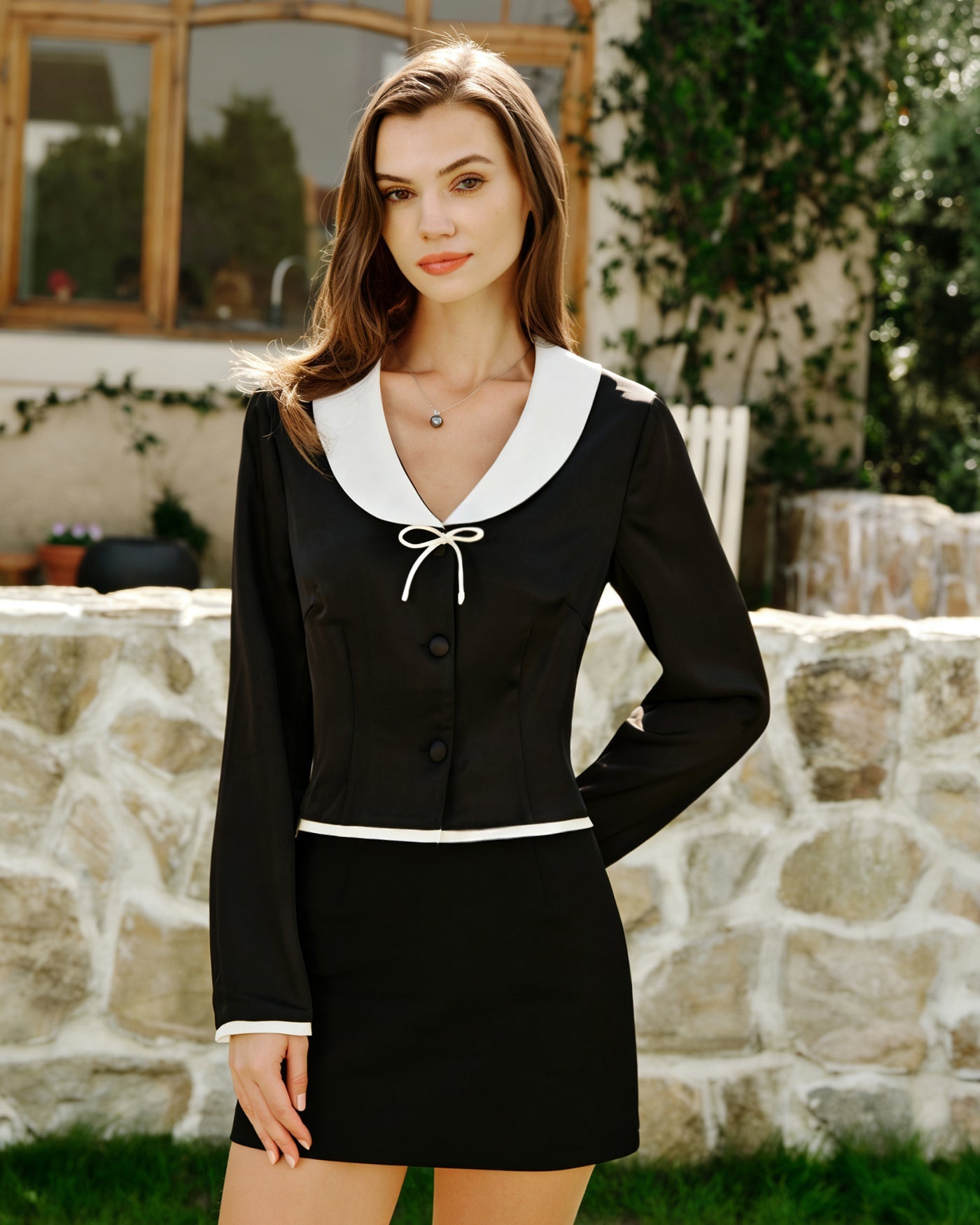 Blusa de Satén con Cuello Negro