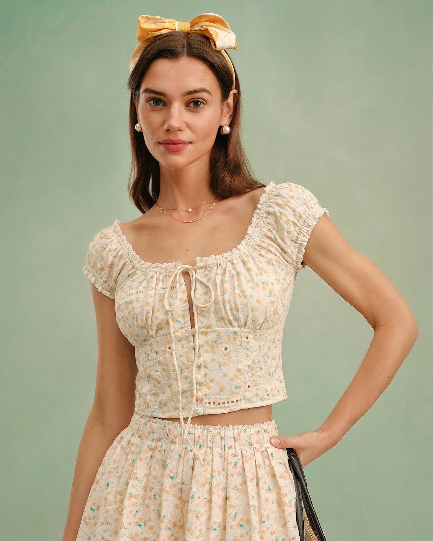 Blusa Floral Amarilla con Cuello Cuadrado