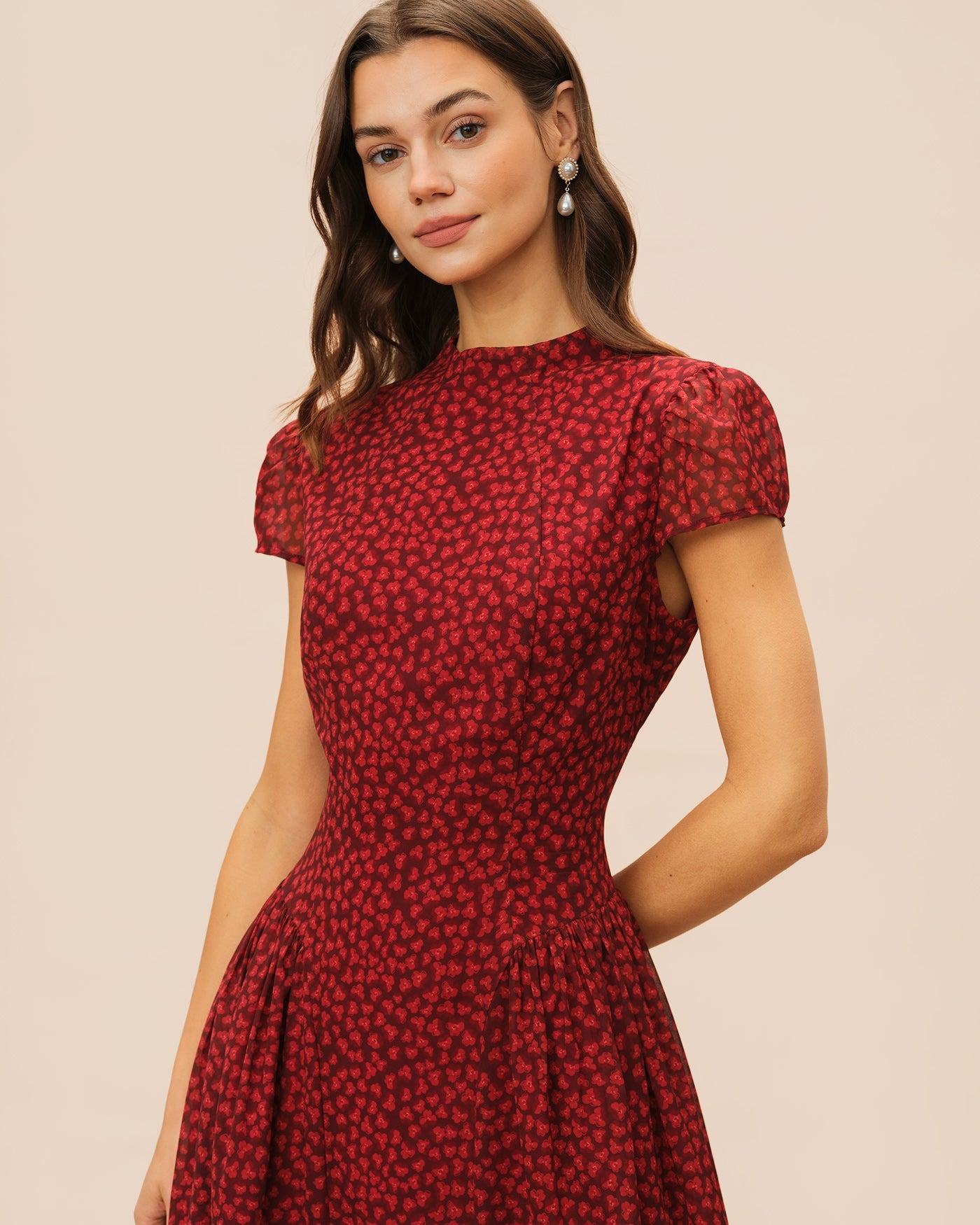 Vestido Maxi Floral con Mangas de Capucha Rojas
