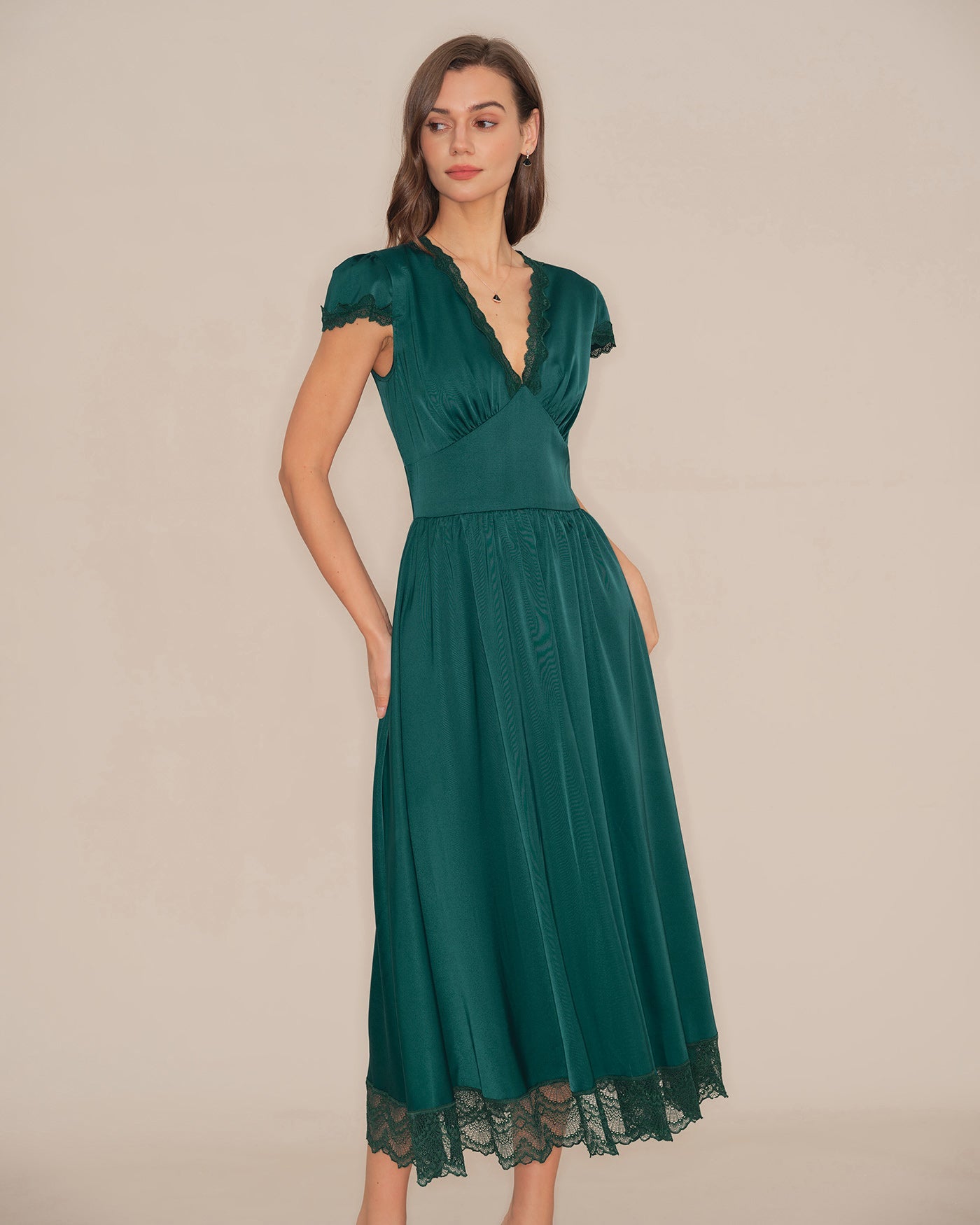 Vestido Maxi de Encaje Verde con Escote en V