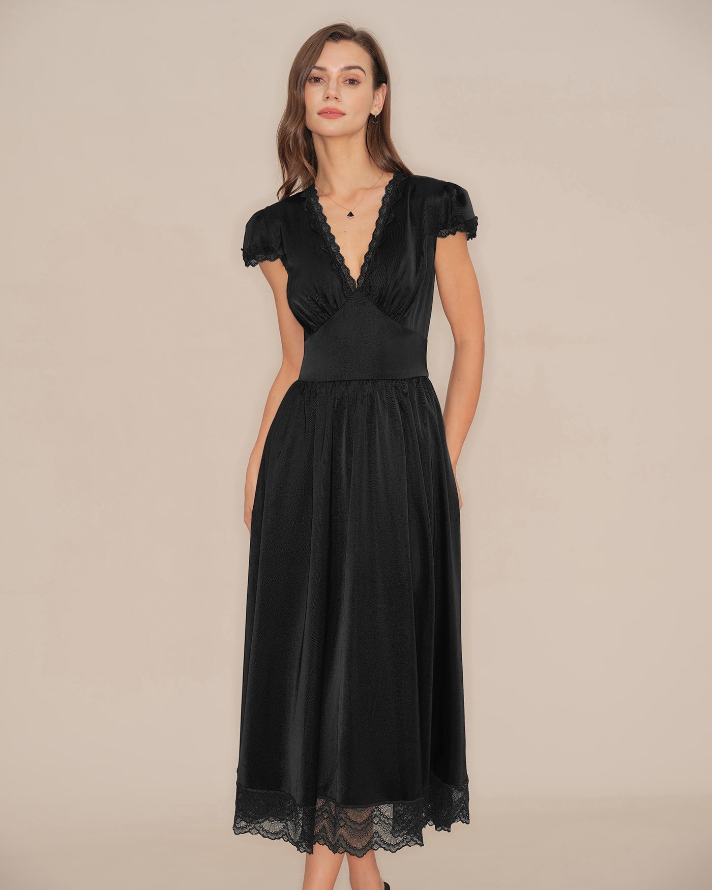 Vestido Maxi Negro con Escote en V y Mangas Abullonadas