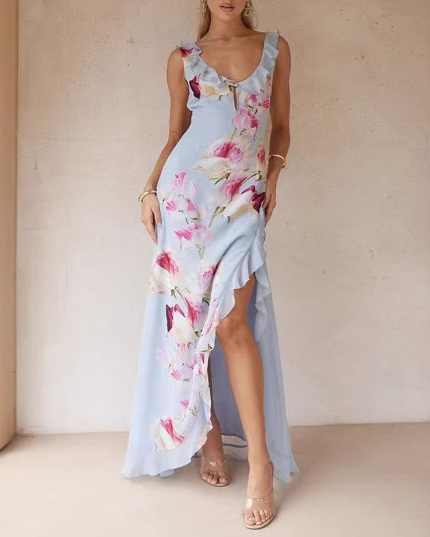 Vestido Maxi Slip Floral con Volantes y Escote en V Azul