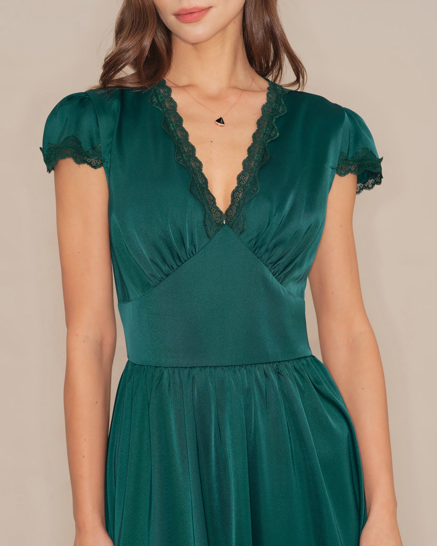 Vestido Maxi de Encaje Verde con Escote en V