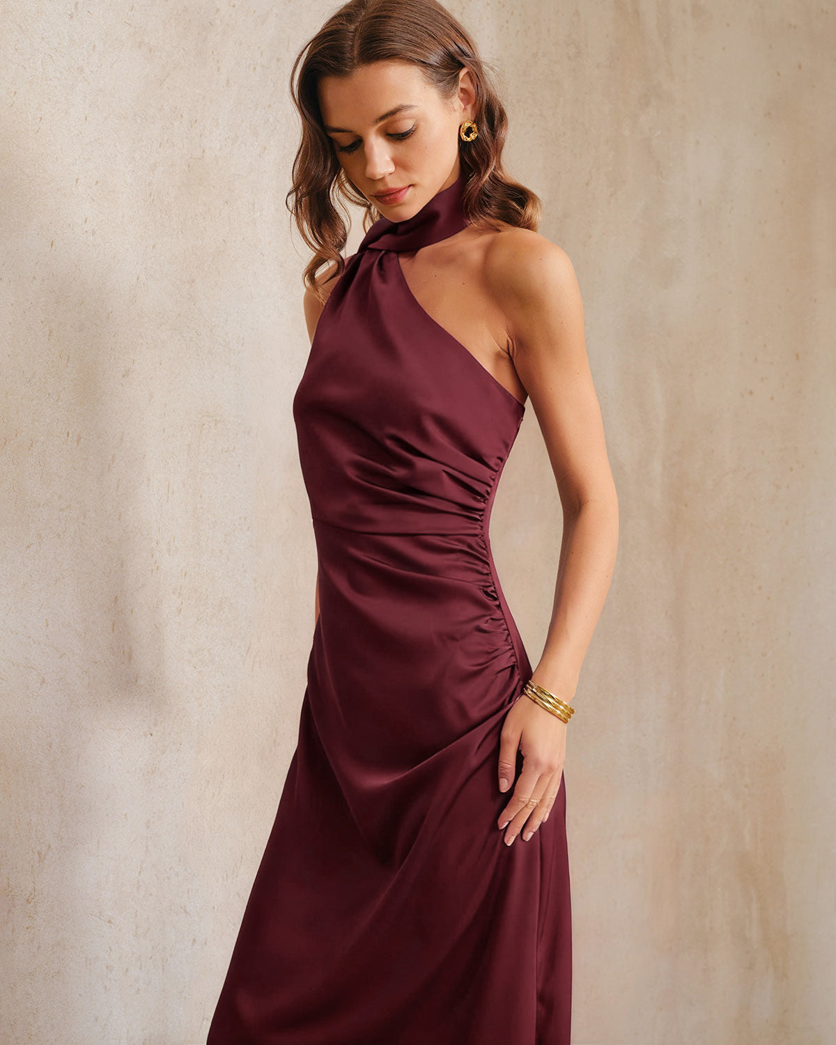 Vestido Maxi de Satén Rojo Vino de Un Hombro