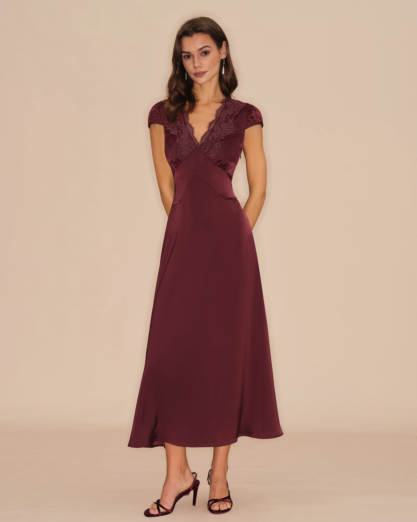 Vestido Maxi de Encaje V en Color Rojo Vino