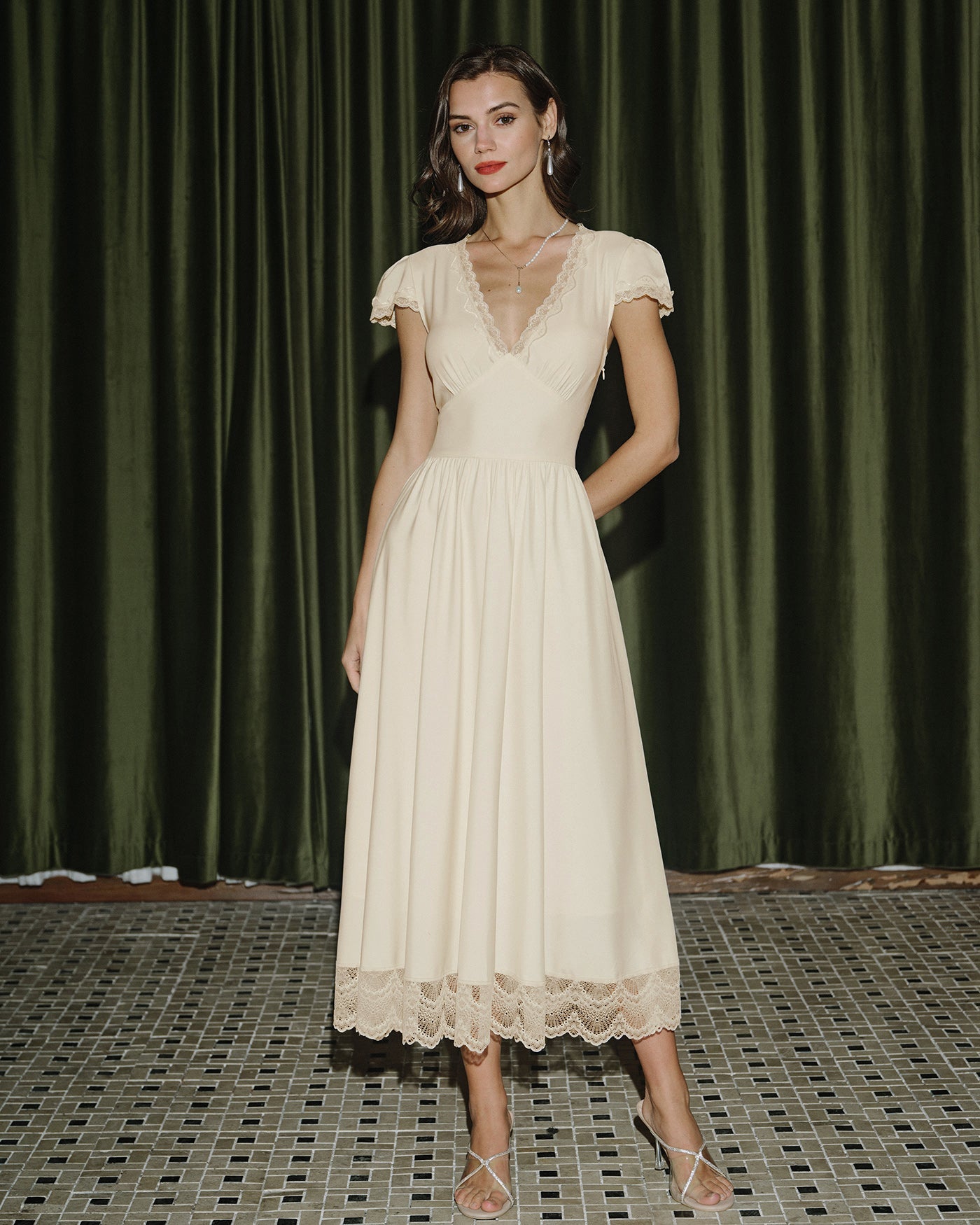 Vestido Maxi de Encaje con Escote en V Color Albaricoque