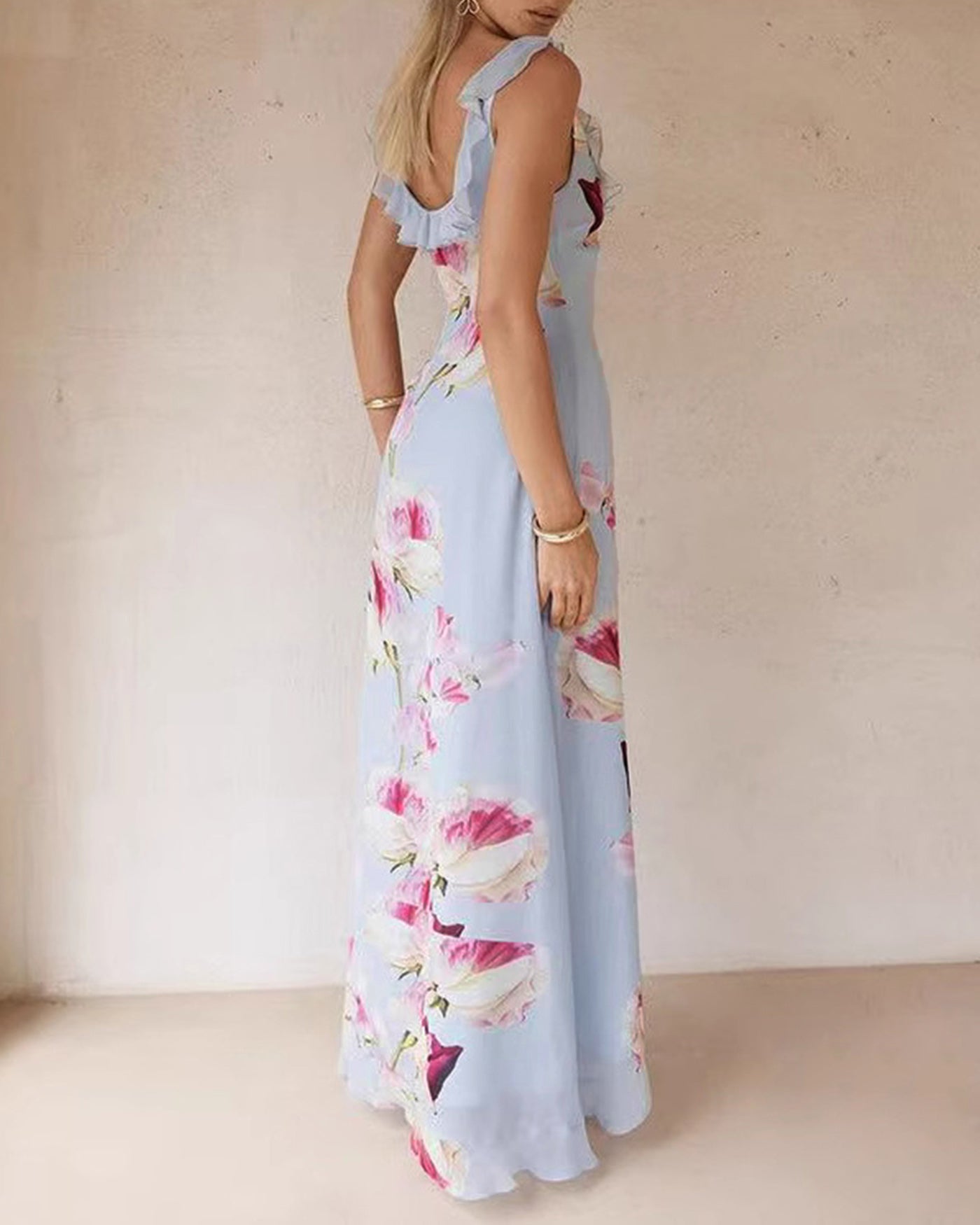 Vestido Maxi Slip Floral con Volantes y Escote en V Azul