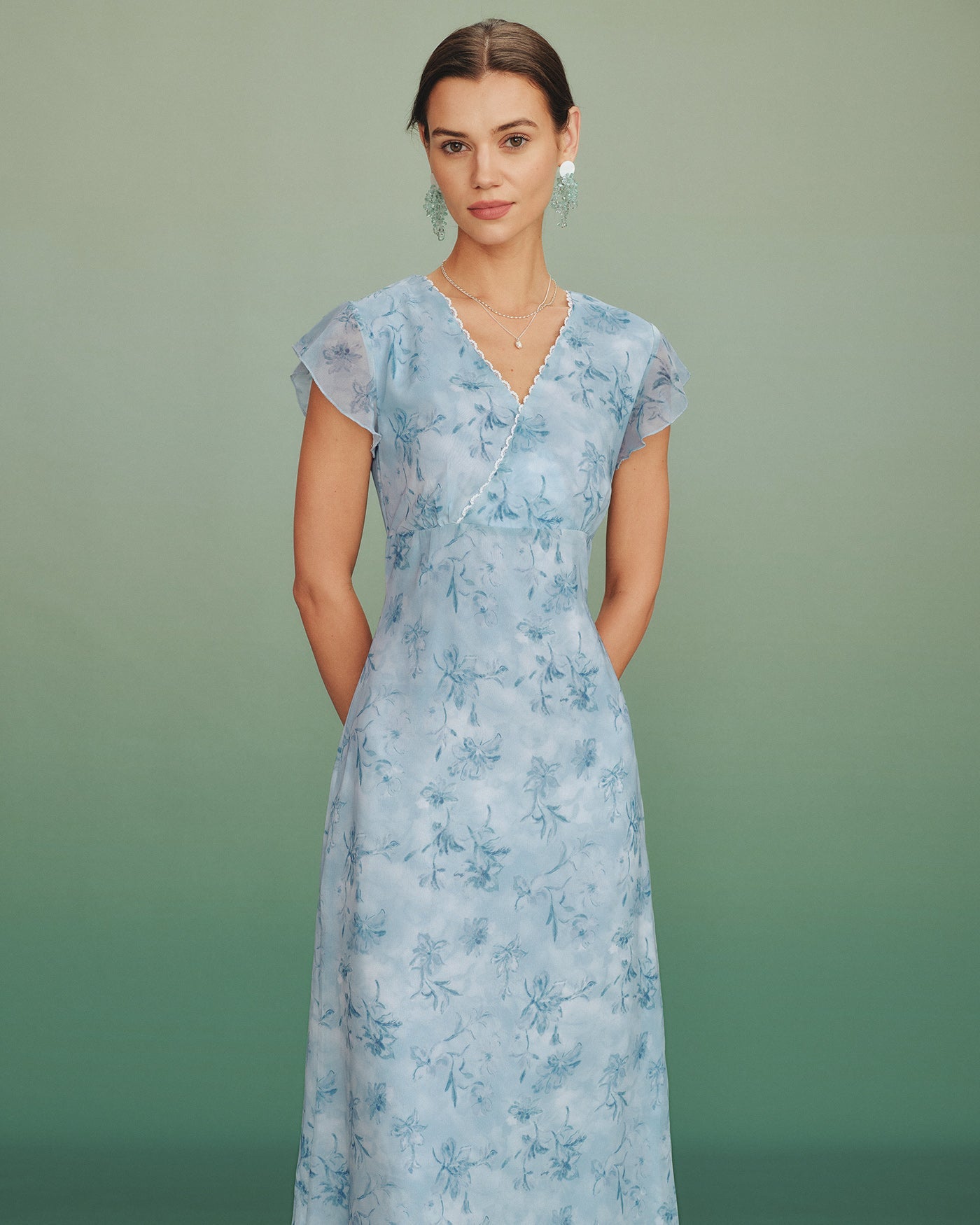 Vestido Largo Floral de Encaje con Cuello en V Azul