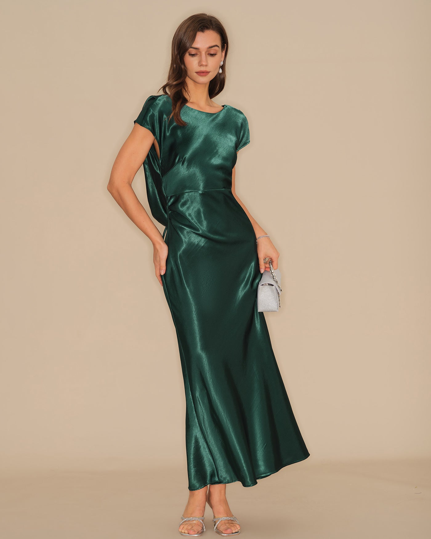 Vestido Maxi de Satén Verde con Corbata