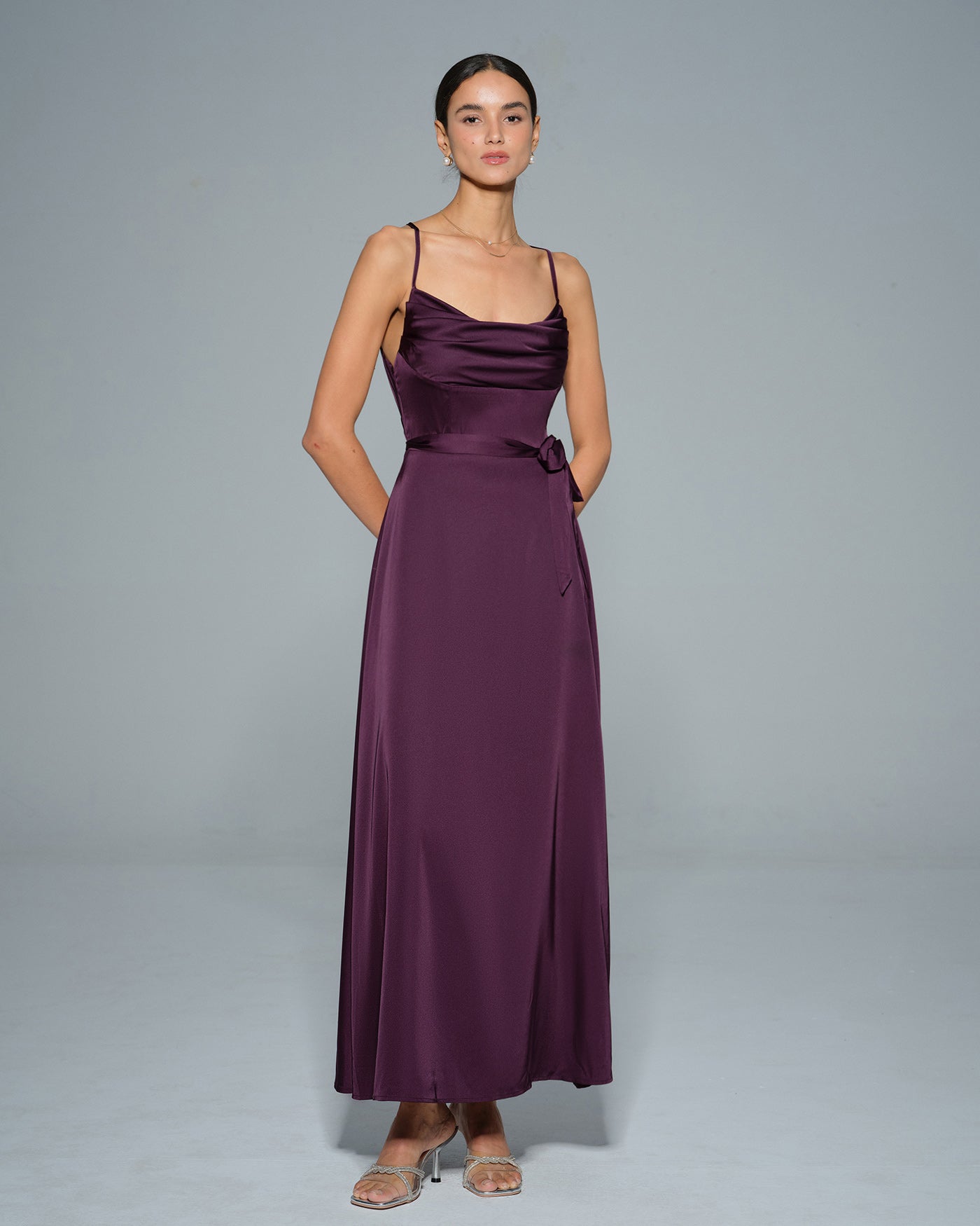 Vestido Maxi de Satén con Cuello de Cowl Morado