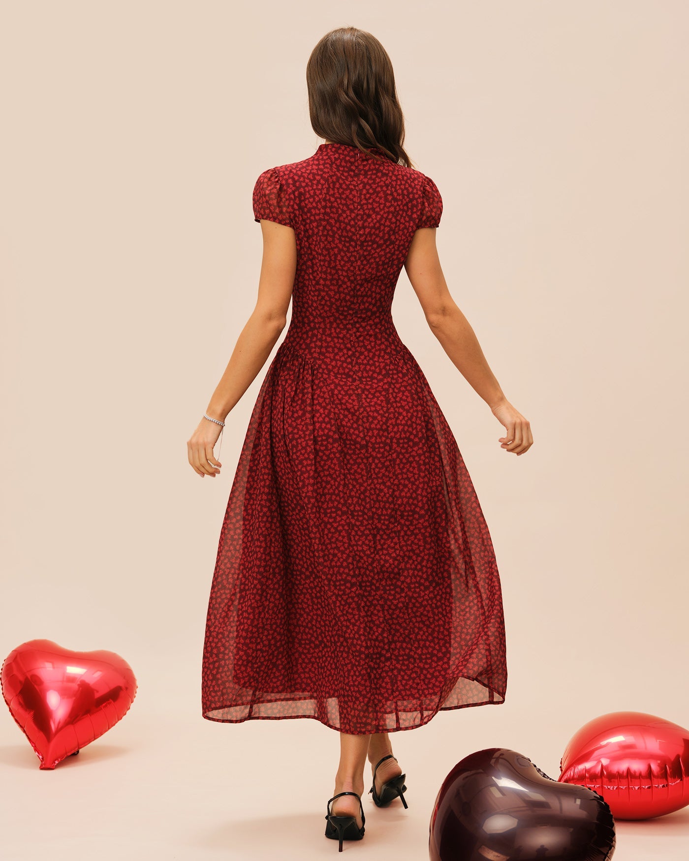 Vestido Maxi Floral con Mangas de Capucha Rojas