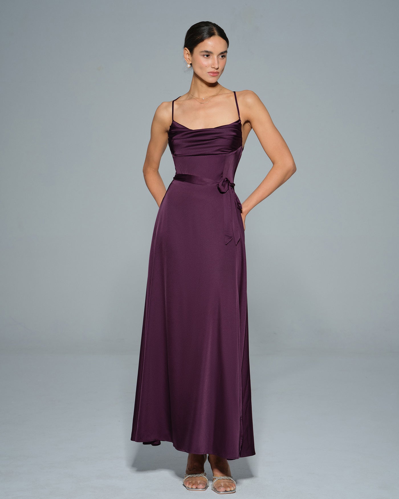 Vestido Maxi de Satén con Cuello de Cowl Morado
