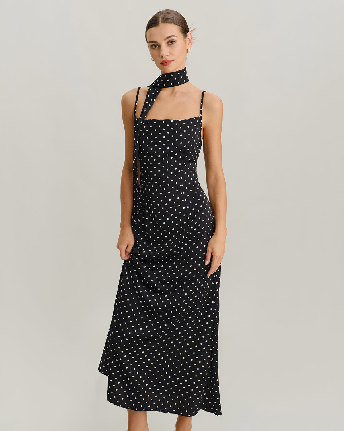 Vestido Maxi Sin Mangas con Cuello de Cowl de Lunares Negros