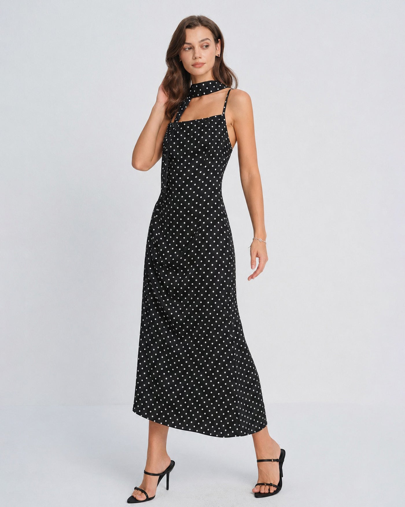 Vestido Maxi Sin Mangas con Cuello de Cowl de Lunares Negros