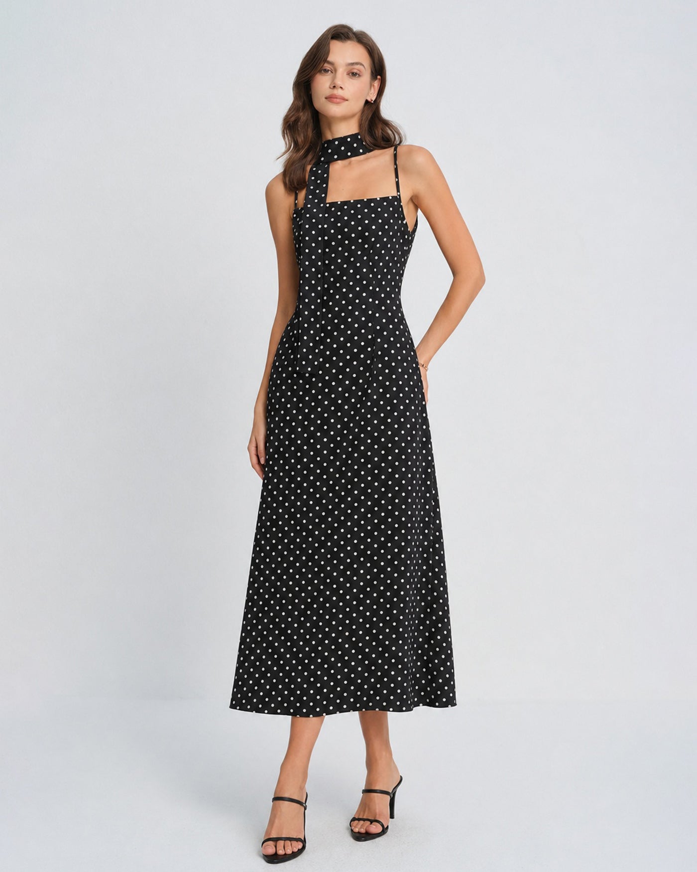 Vestido Maxi Sin Mangas con Cuello de Cowl de Lunares Negros