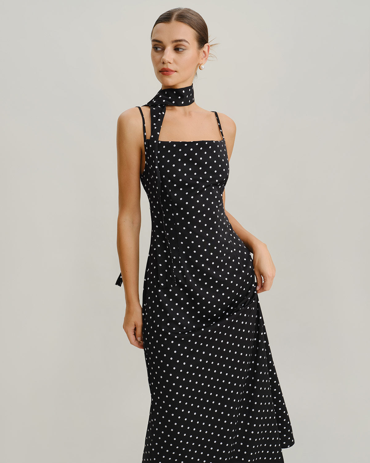 Vestido Maxi Sin Mangas con Cuello de Cowl de Lunares Negros