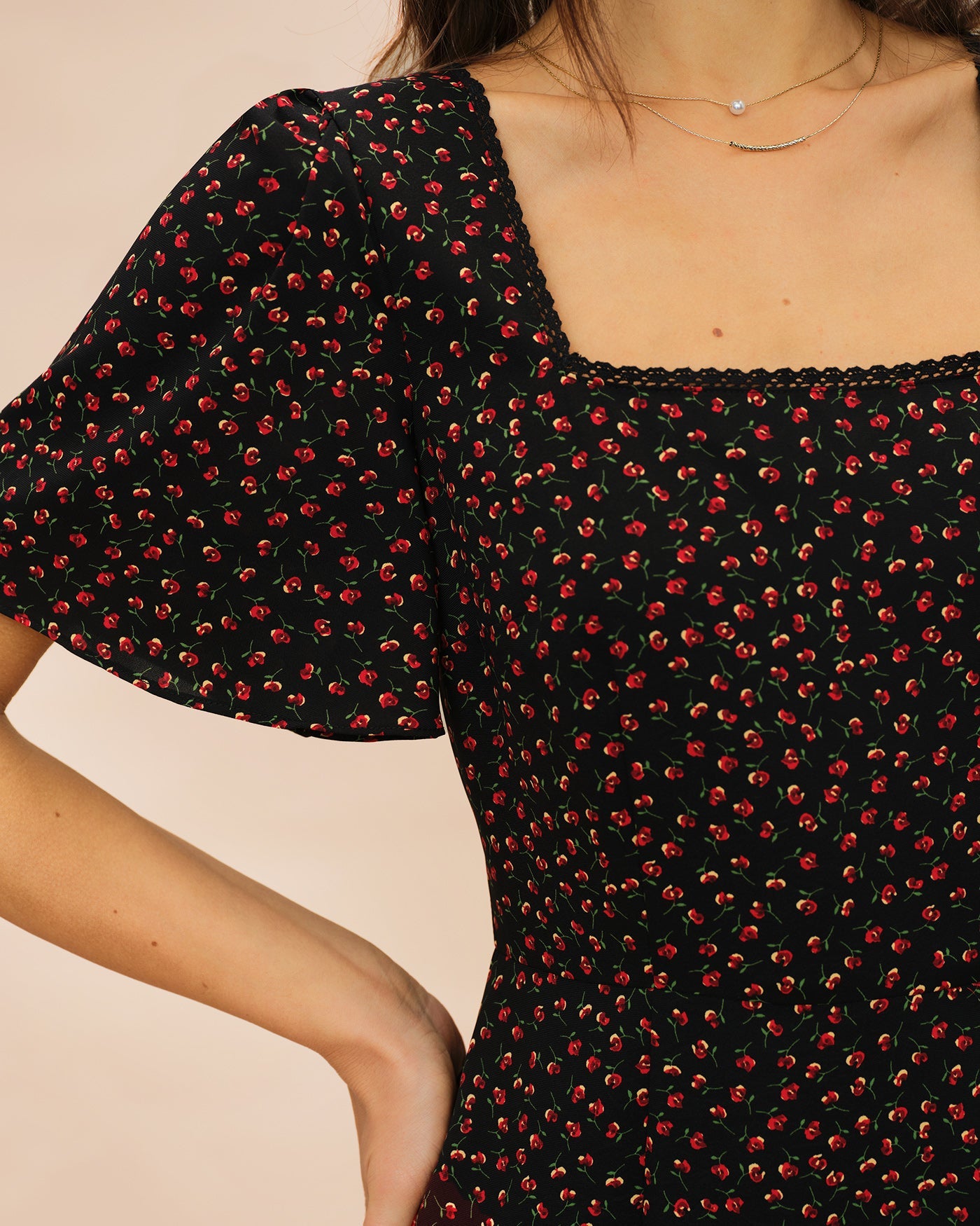 Vestido Midi Floral con Mangas de Mariposa y Escote Cuadrado Negro