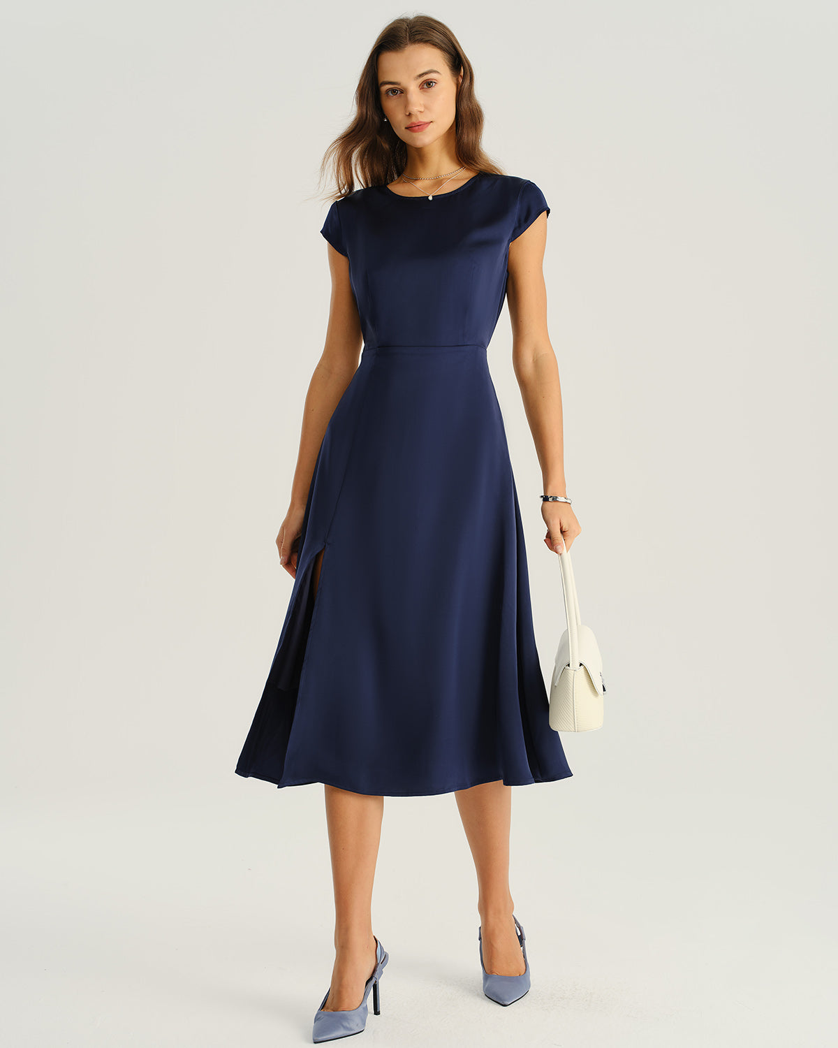 Vestido Midi de Satén Azul Marino con Corte y Abertura