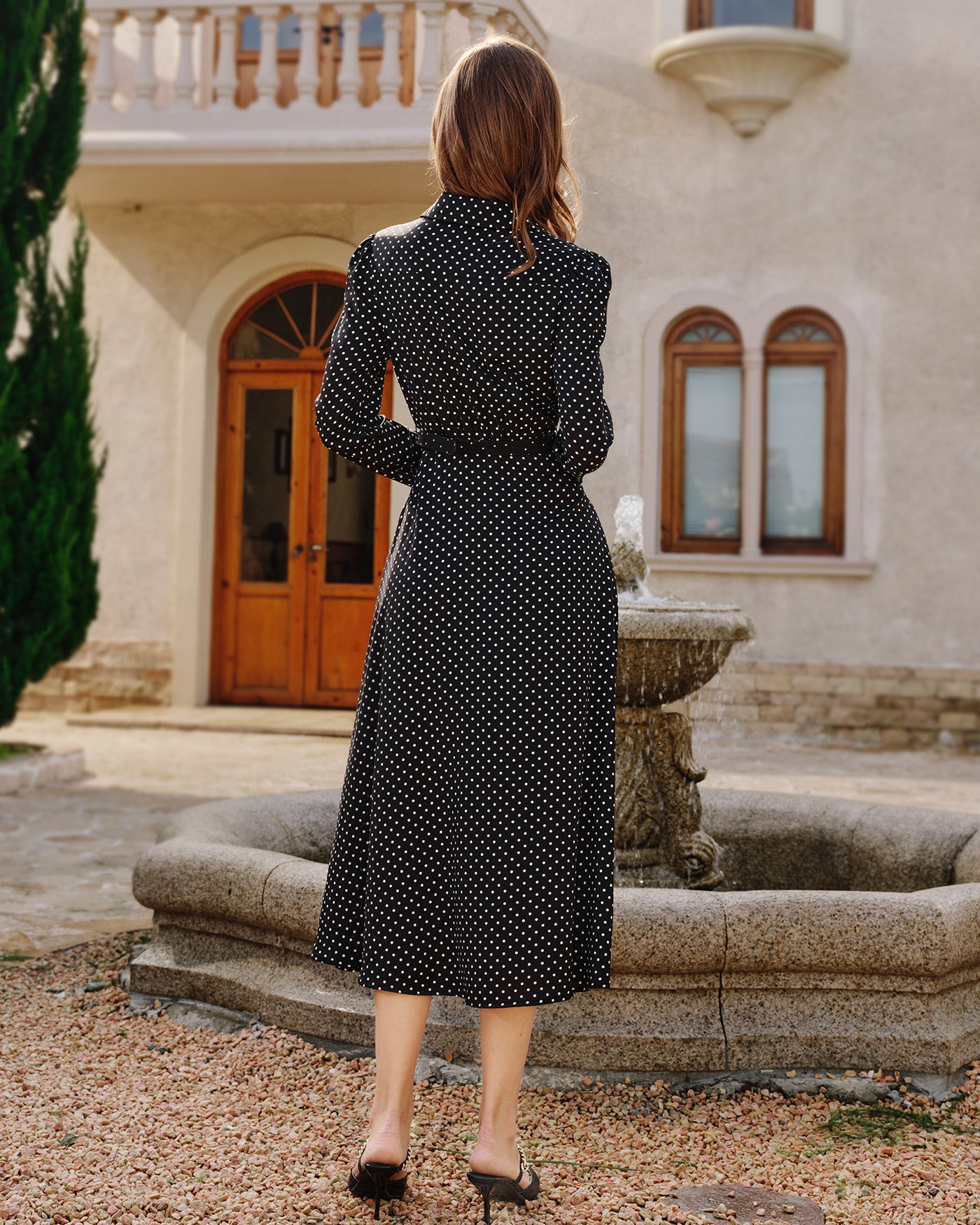 Vestido Midi con Cuello de Lunares Negros